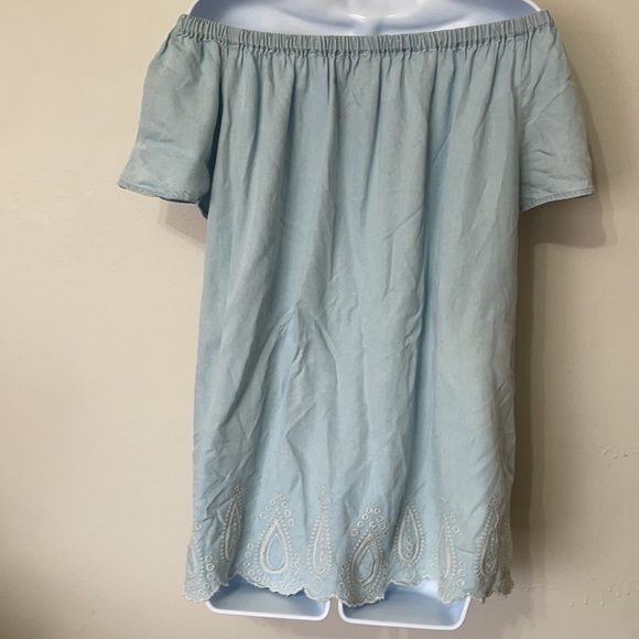 Chloe & Theodore Off Shoulder Top - Picture 5 of 6